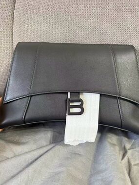 balenciaga downtown so black medium